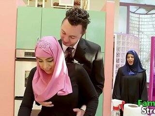 Die arabische Stieftochter der Familie hat einen Schwanz bekommen (Banged Sexvideos)